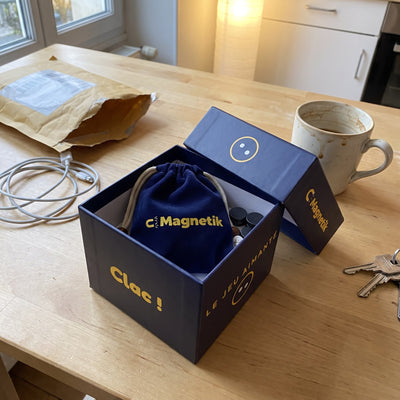 La boîte Magnetik ouverte, avec la pochette et les pierres