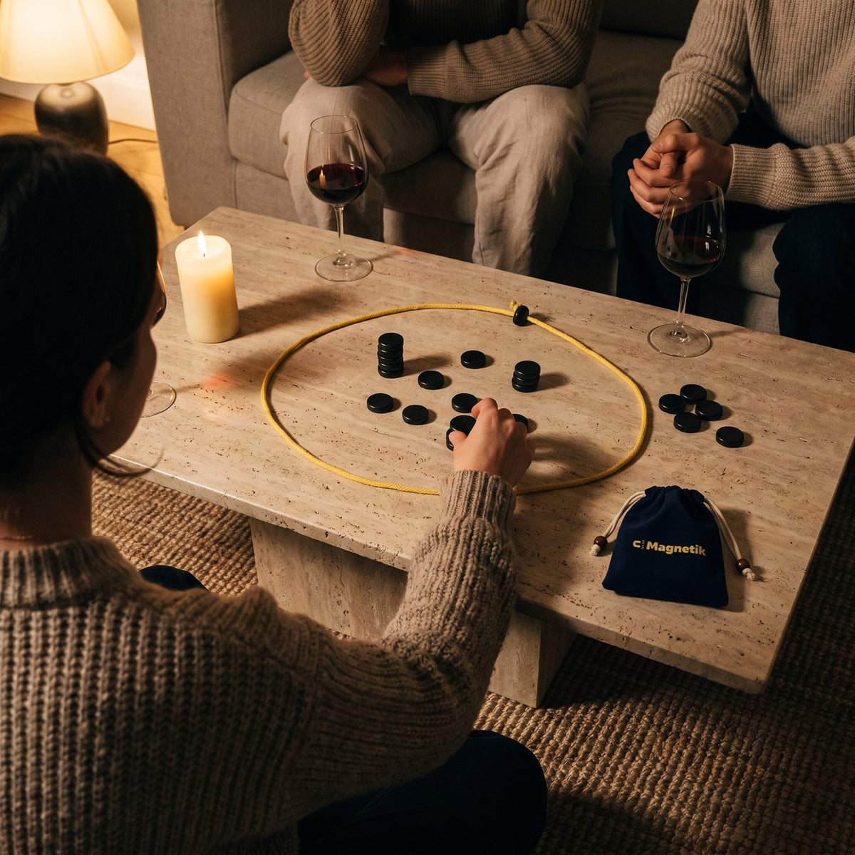 Partie entre amis autour d’une table basse