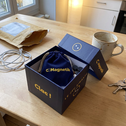 La boîte Magnetik ouverte, avec la pochette et les pierres